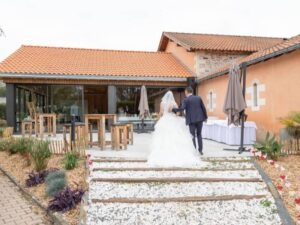 Mariés lors de leur mariage au chais d'Epinay